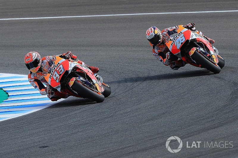 Márquez, que lidera, y Pedrosa se van al suelo en el warm up