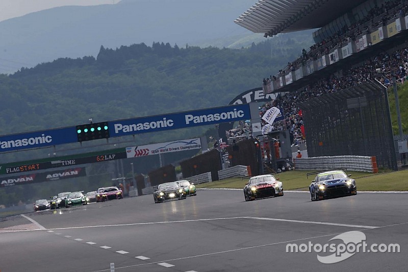 富士24時間レース決勝がスタート。いきなりSC出動、波乱の幕開け