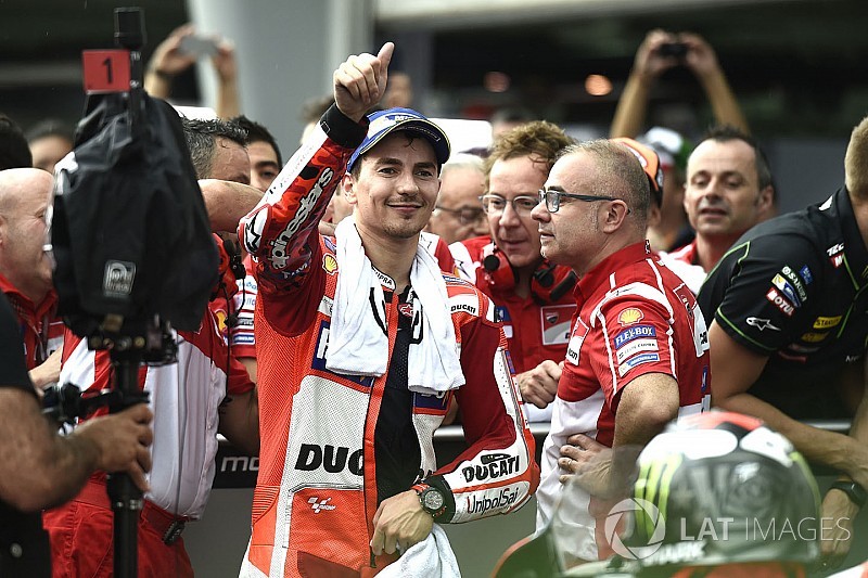 Lorenzo se lleva a su equipo de vacaciones al Caribe