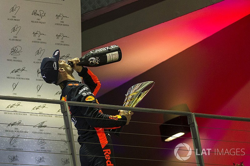 Ricciardo és a dobogós ünneplés Szingapúrból