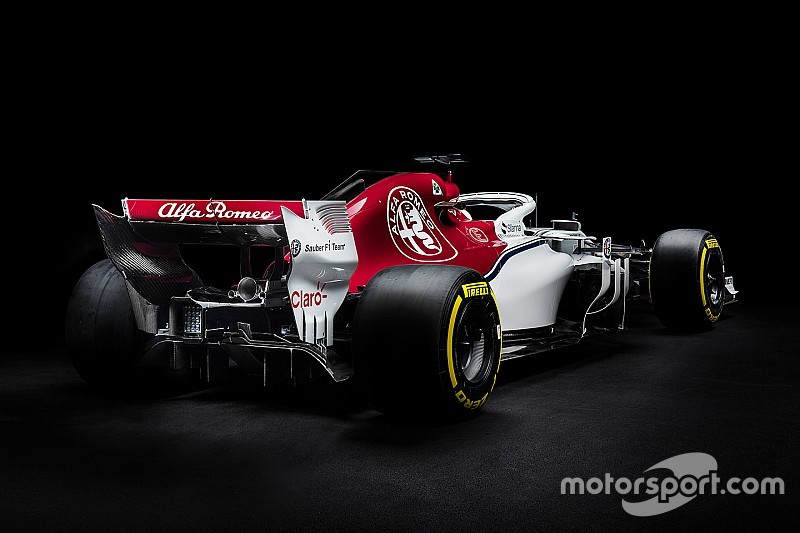 Yeni Sauber C37 ve Toro Rosso STR13 çekim günü kapsamında piste çıktı