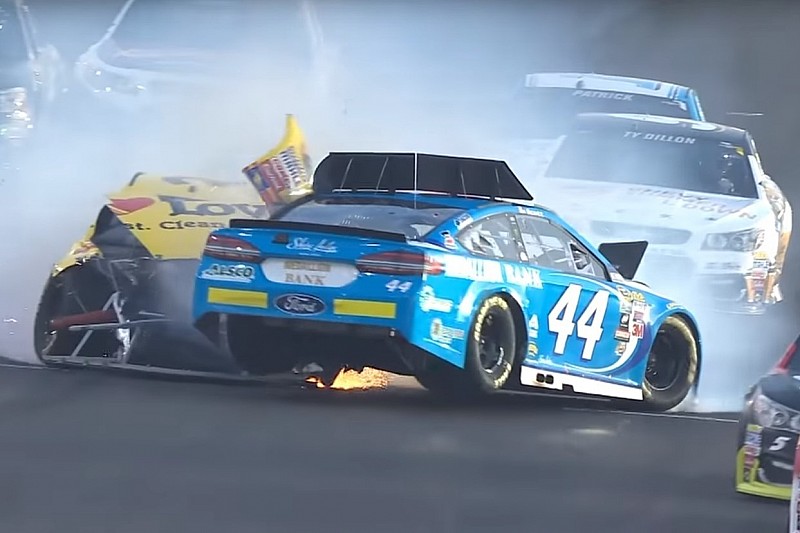 Die Crashs und der Spritpoker: Die Video-Highlights von NASCAR in Kentucky