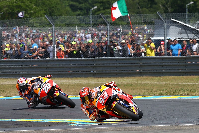 Le pneu avant tendre à l'origine du retard de Márquez sur Pedrosa