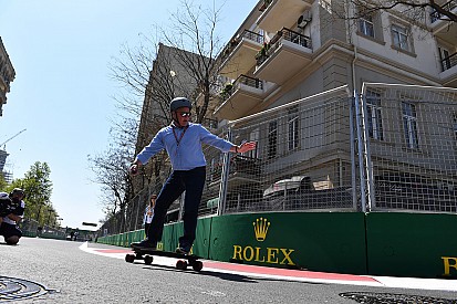 Pályabejáráson az F1-es csapatok Bakuban