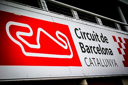Carros têm janelas quebradas em estacionamento de Barcelona