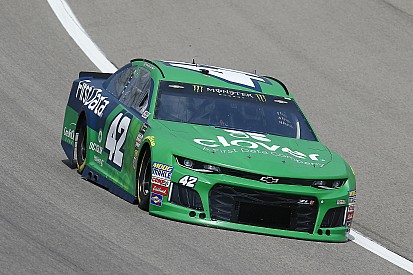 Kyle Larson takes first stage win of 2018 at Kansas