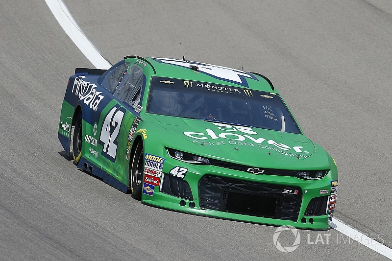 Kyle Larson logra su primer triunfo parcial de 2018 en Kansas