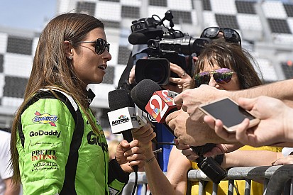 Almirola prova que Danica era mais importante fora da pista