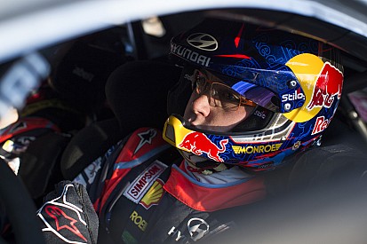 Neuville crasht onder brug in Rally van Corsica-test