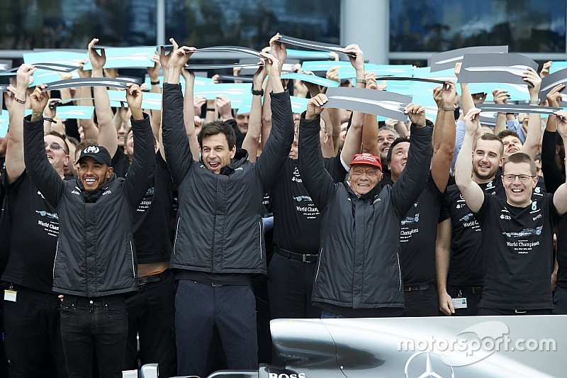 Lauda alerta Mercedes: 2017 foi difícil e 2018 será mais