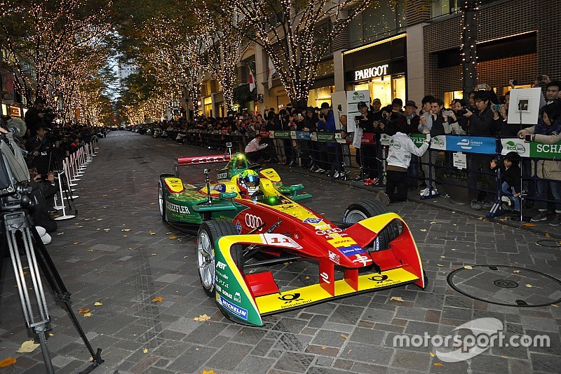 【フォーミュラE】ルーカス・ディ・グラッシが東京・丸の内でFEマシンをデモラン!