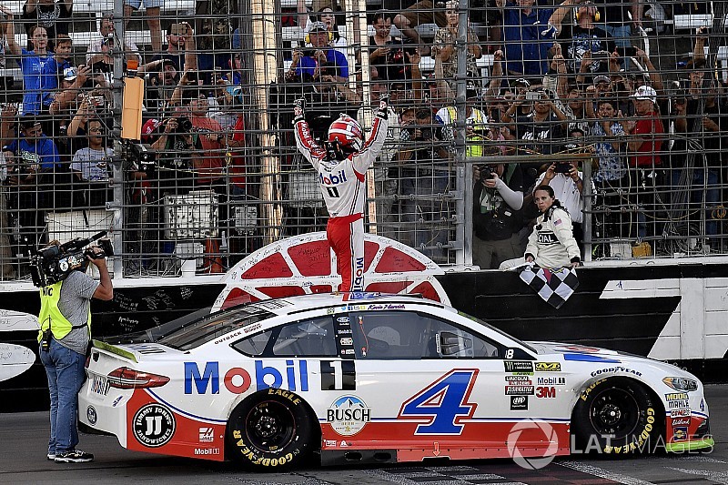 Harvick batte Truex Jr in Texas e si qualifica per la finale