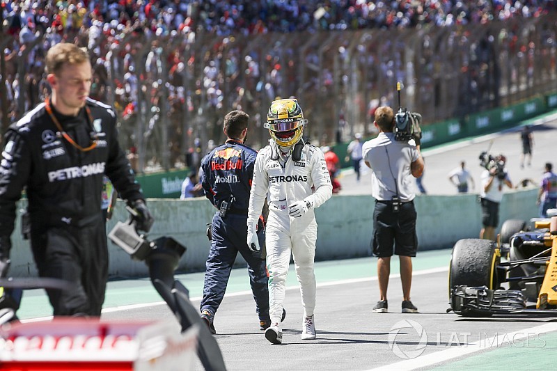 Mercedes, Hamilton'la yarışmaya devam etmek istiyor