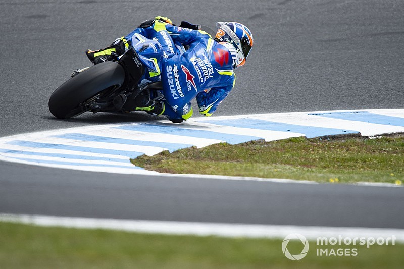 Suzuki van Alex Rins vat vlam in pitlane Sepang