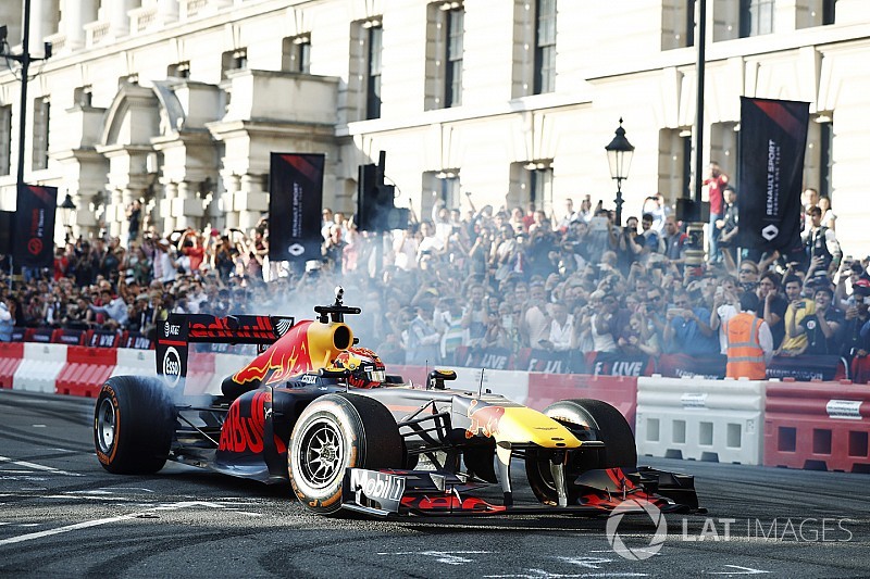 Verstappen: Hamilton gibi gösteriye katılmasam taraftarlarım beni öldürür