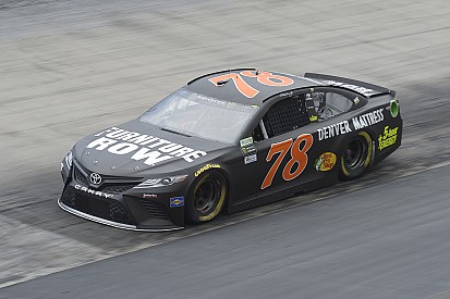Truex gana la segunda etapa en Bristol