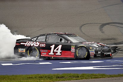 Clint Bowyer vince in Michigan prima della pioggia nella tripletta Stewart-Haas