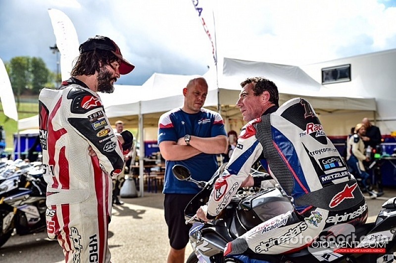 Keanu Reeves vive fim de semana de piloto em Mugello