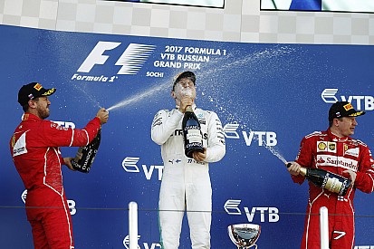 Bottas resiste la presión de Vettel para ganar por primera vez en la F1