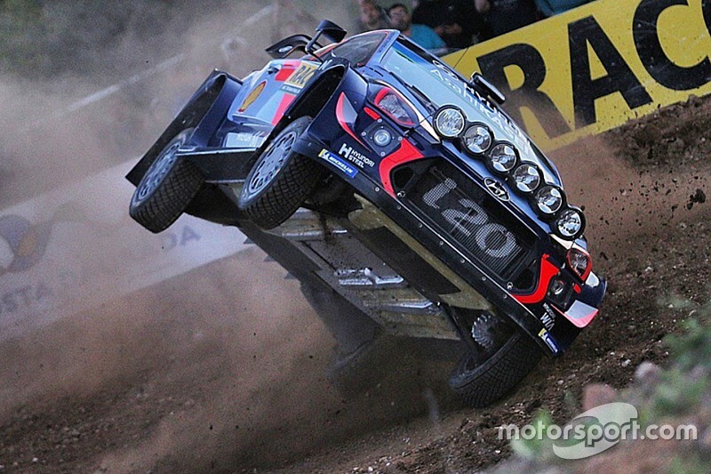Neuville over de kop tijdens shakedown Rally van Catalonië