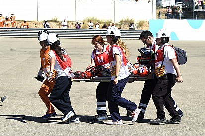 Lorenzo, con un dedo dislocado y otro con una pequeña fractura
