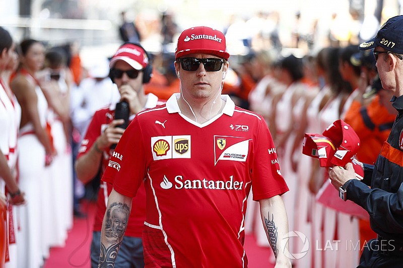 VIDEO: Raikkonen le regaló a Vettel una estatua por su cumpleaños
