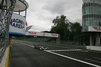 Davide Uboldi si impone sul bagnato in Gara 1 a Monza