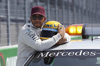 Samai pencapaian sang legenda, Hamilton dihadiahi helm asli Senna