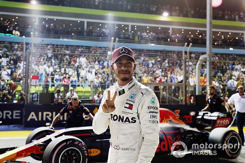 Hamilton és Vettel pole köre Szingapúrból: videó