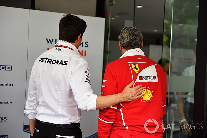 A Mercedes tart attól, hogy a Ferrari le fogja szerződtetni Hamiltont