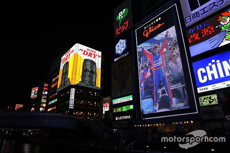 道頓堀のグリコサインで佐藤琢磨のインディ500優勝を祝福。渋谷でも!