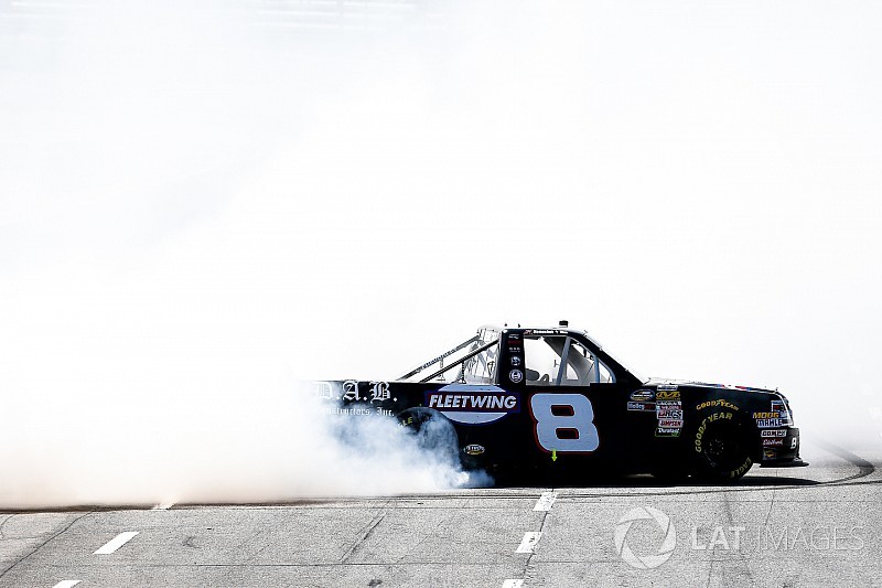Nemechek segura Benjamin e vence prova da Truck Series