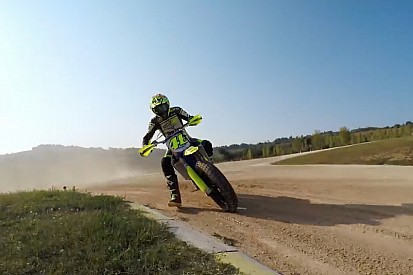 VIDEO: Rossi en su rancho de Tavullia