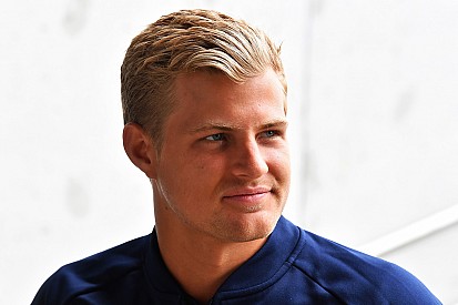 Ericsson diz que está preocupado com futuro na F1