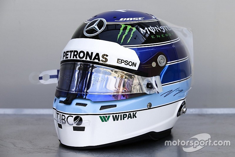 Bottas onora Hakkinen indossando il suo casco a Monaco
