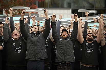 GALERIA: A festa de Hamilton na fábrica da Mercedes