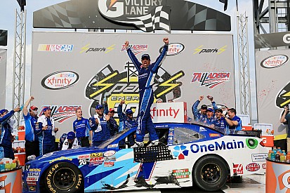 Elliot triunfa y empata en el líderato de Xfinity a Suárez