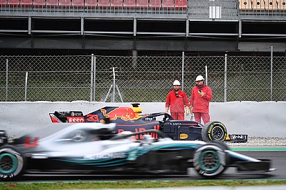 Hamilton: „Lehet, hogy csak a Red Bull mögött vagyunk...”