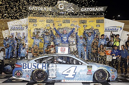 Harvick snags victory from Truex in wild finish at Kansas