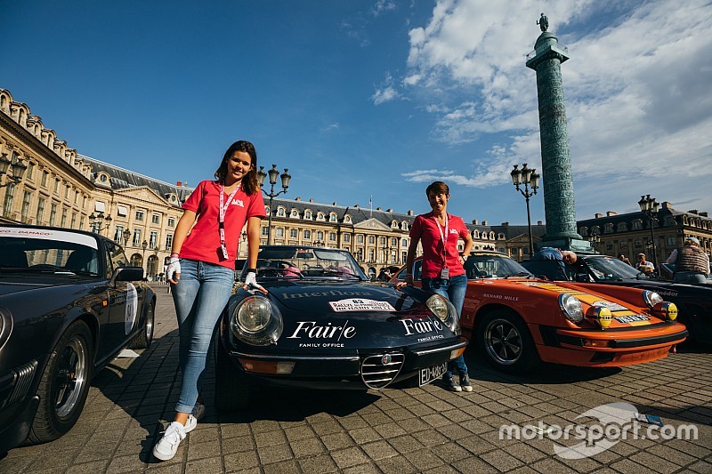 参加者100名は全員女性! クラシックカーラリーがフランスで開催
