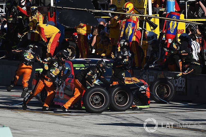 NASCAR to limit crew rosters in 2018