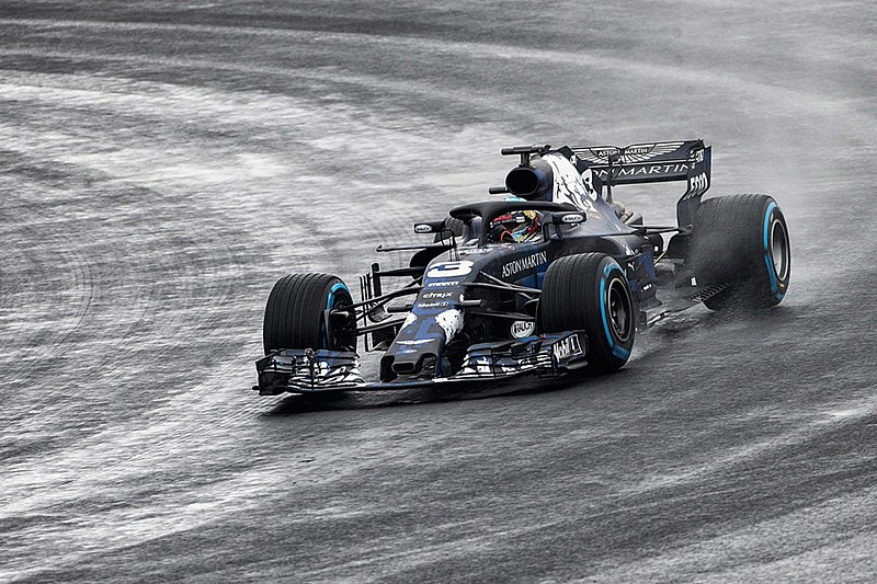 Новая машина Red Bull впервые выехала на трассу