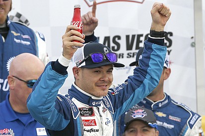 Larson segura Bell e vence na Xfinity em Las Vegas