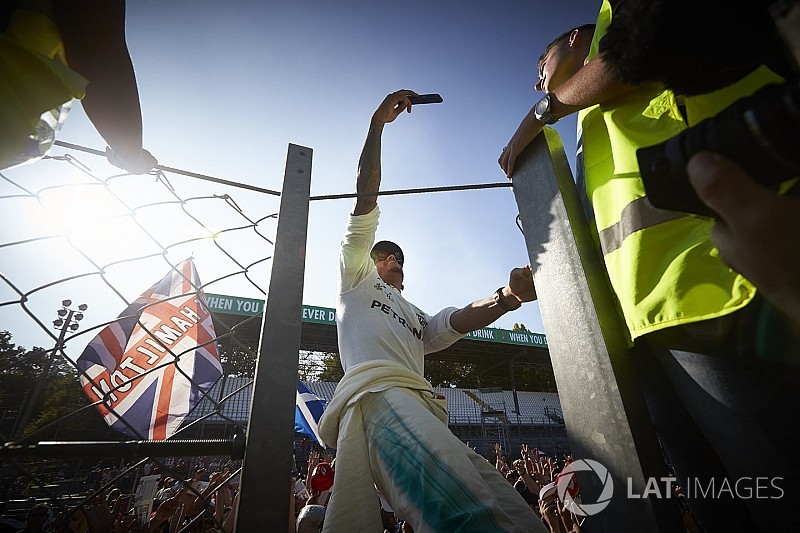 Lewis Hamilton a közösségi média királya a Forma-1-ben