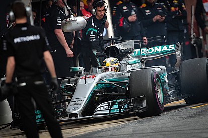 FIA заставила Mercedes и Red Bull изменить конструкции подвесок