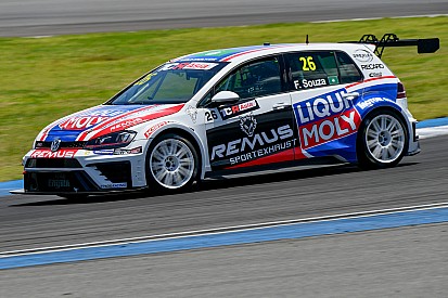 De Souza con la Golf del Team Engstler a Singapore e Sepang