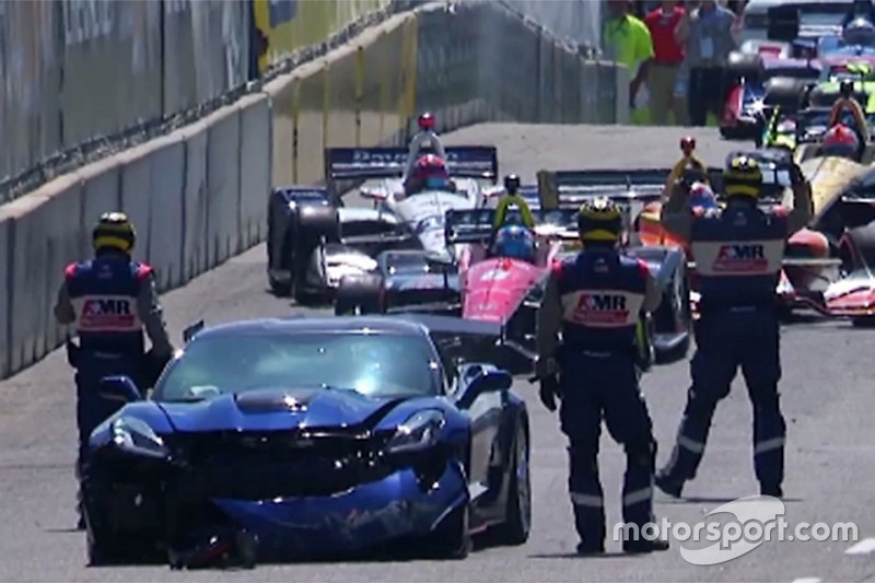 Пейс-кар попал в аварию перед стартом гонки IndyCar: видео