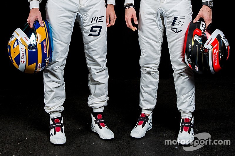 Leclerc y Ericsson presumen sus cascos para 2018
