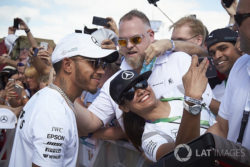 Hamilton surpreende e apaga publicações no Instagram