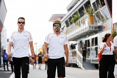 Duelo en clasificación: Alonso sigue arrollando y Raikkonen bate a Vettel meses después